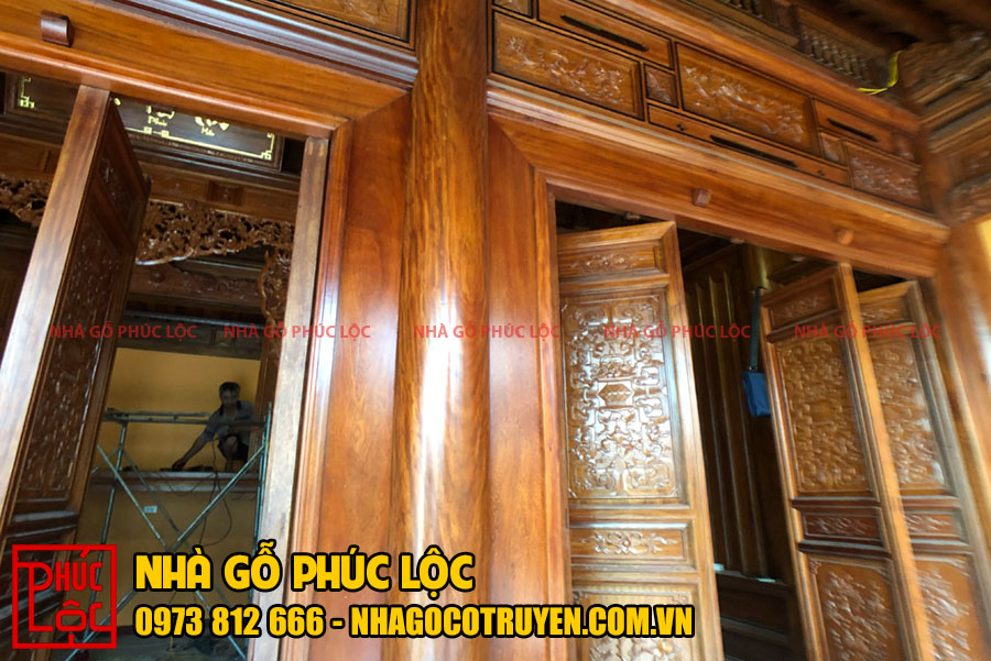 Toàn bộ cánh cửa bức bàn được làm từ gỗ lim Nam Phi