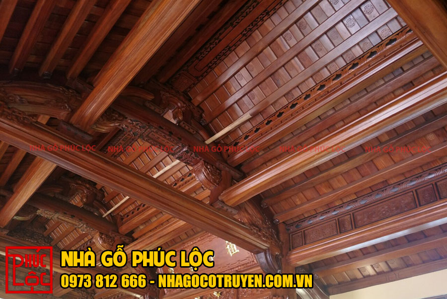 Mái nhà được lót 2 lớp thanh gỗ mỏng nằm dưới ngói và in chữ Phúc