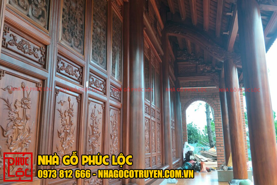 Do là nơi thờ cúng cho nên giàn cửa bức bàn toàn bằng gỗ Lim với đường nét khắc tinh xảo