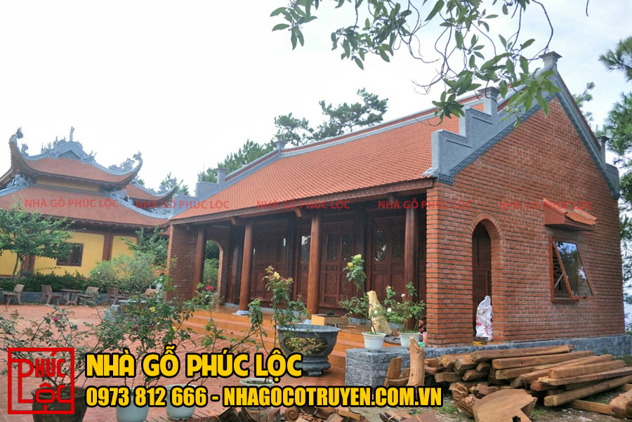 Nhà gỗ Lim 3 gian kết hợp với tường gạch xây không trát ở Quảng Ninh
