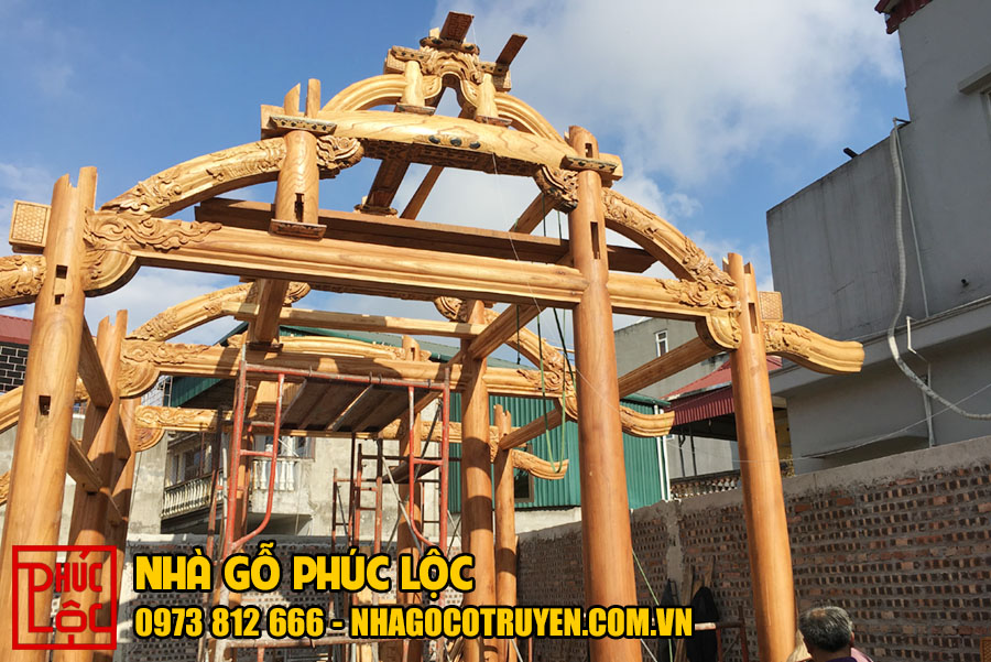 Nhà gỗ Xoan 5 gian ở Hà Nội đang được lắp đặt và dần hoàn thiện.