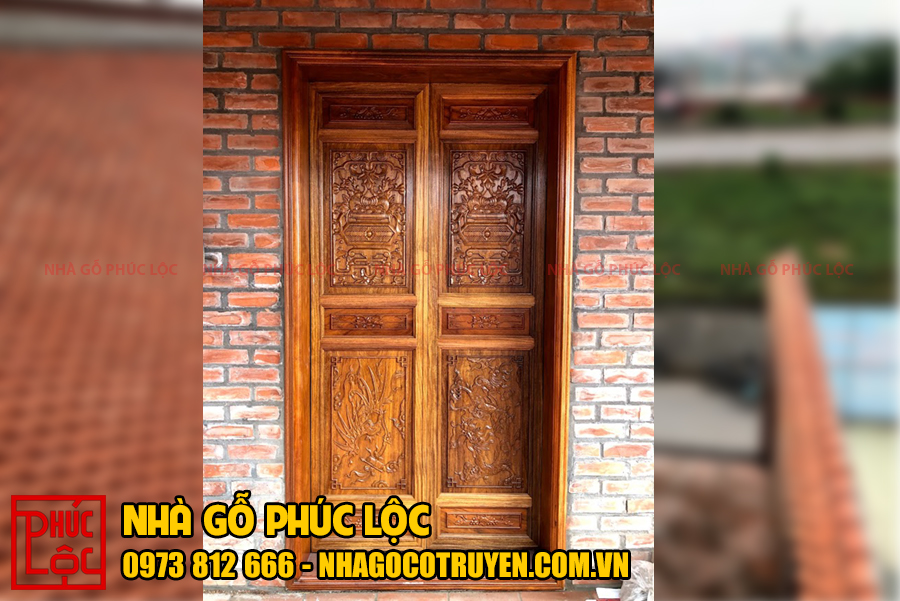 Cánh cửa chính được chạm trổ rất công phu do nghệ nhân nhà gỗ Phúc Lộc làm