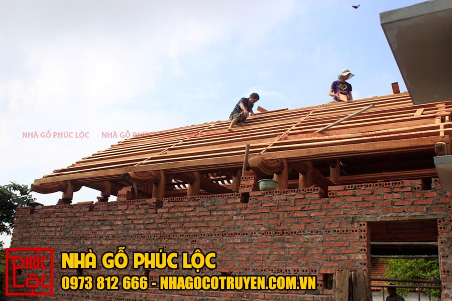 Quá trình lắp rui trên mái nhà gỗ lim 3 gian 12 cột