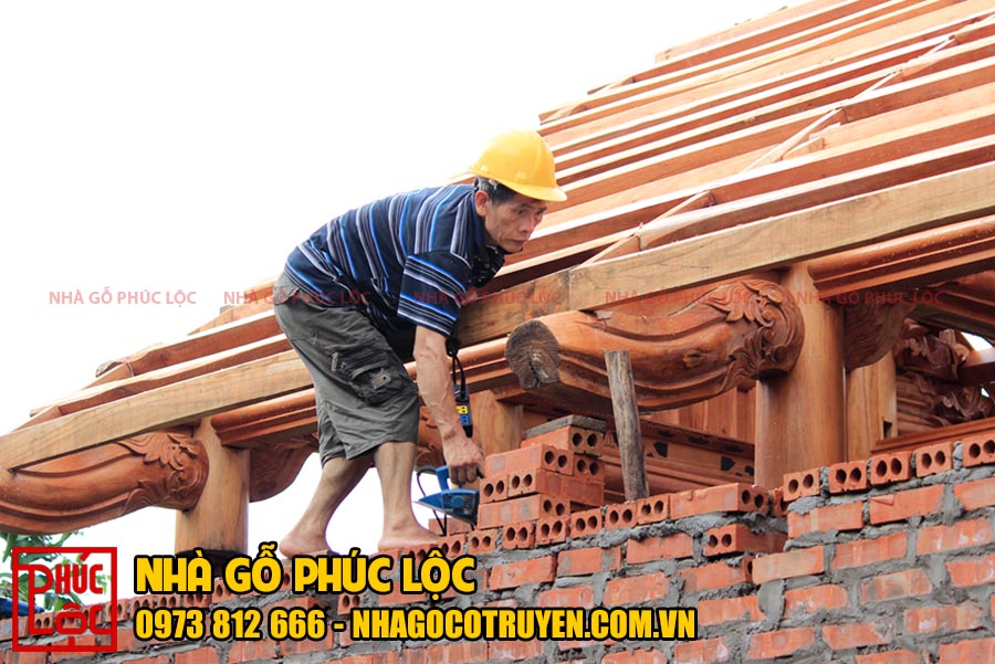 Việc lắp dựng nhà gỗ trên tường đã xây gạch đòi hỏi phải chính xác cao