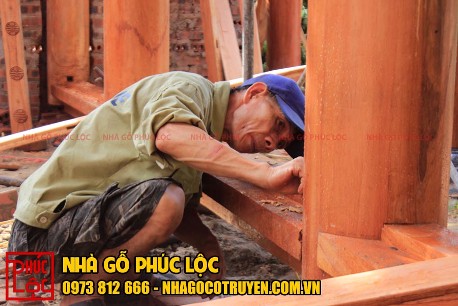 Lắp dựng nhà gỗ Lim 3 gian 12 cột ở Phú Thọ