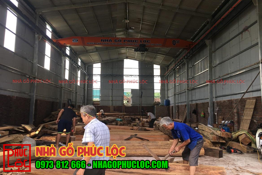 Hình ảnh xưởng nhà gỗ Phúc Lộc đang thi công các công trình nhà gỗ cổ truyền