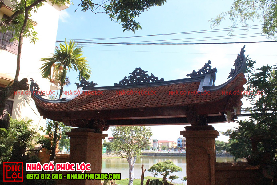 Hình ảnh tổng thể cổng nhà gỗ lim 3 gian tại Hưng Yên
