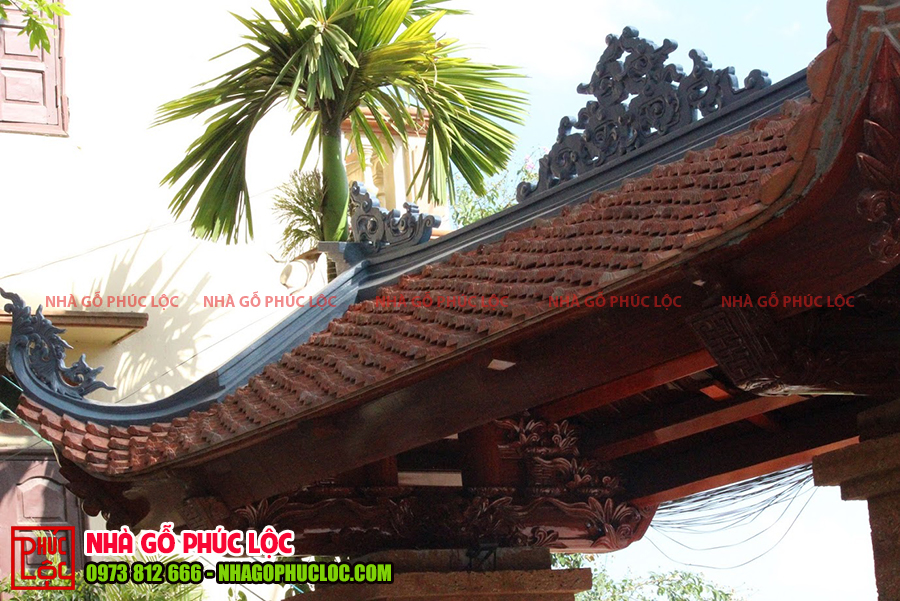 Cổng nhà gỗ với mái đao cong của công trình nhà gỗ lim 3 gian tại Phố Nối – Hưng Yên