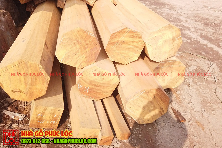 Các cây gỗ lim Lào sau khi được cưa xẻ thành các cột gỗ 