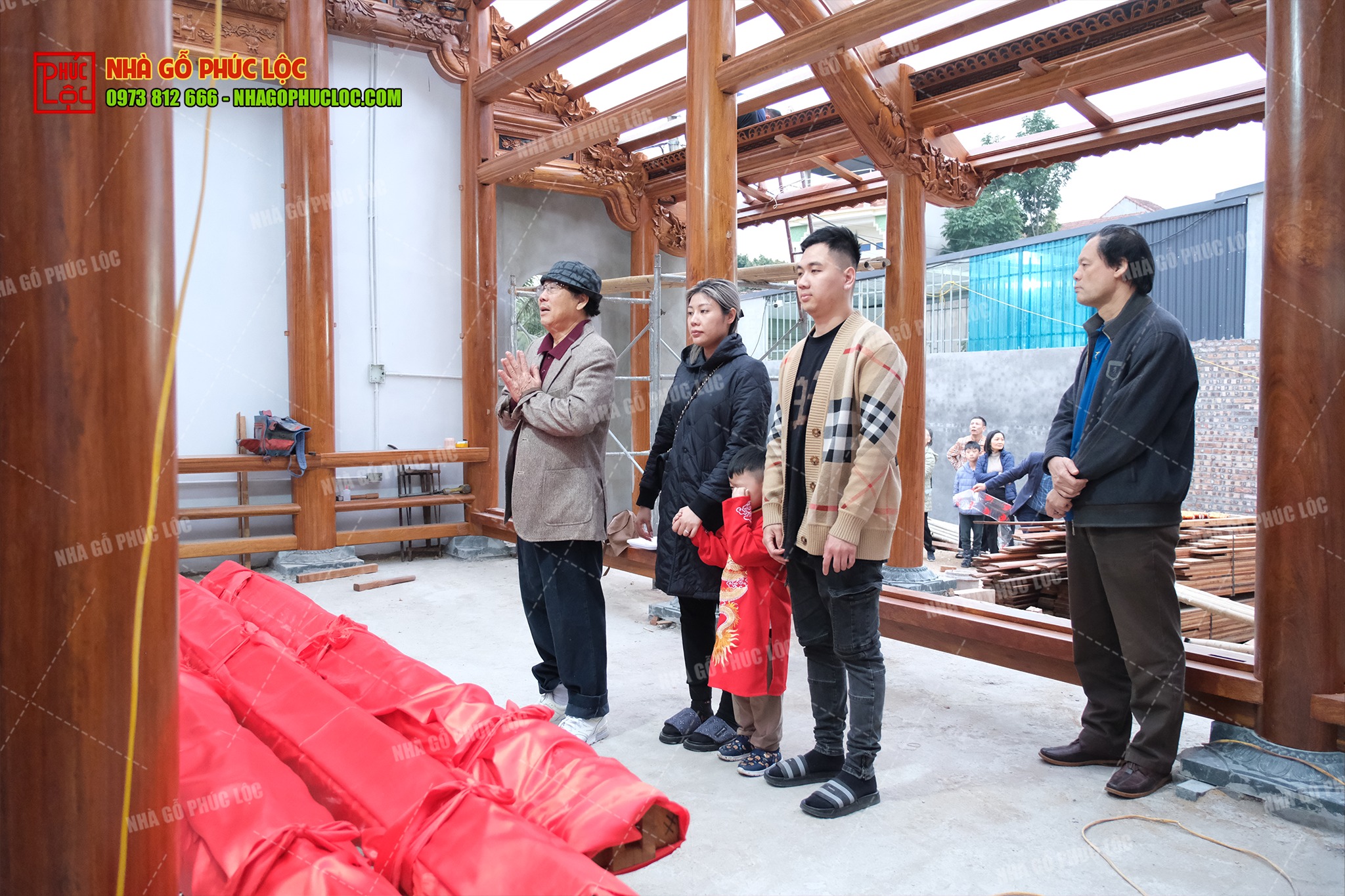 Gia chủ không hợp tuổi làm lễ cất nóc thì có thể nhờ người khác làm lễ hoặc mượn tuổi 