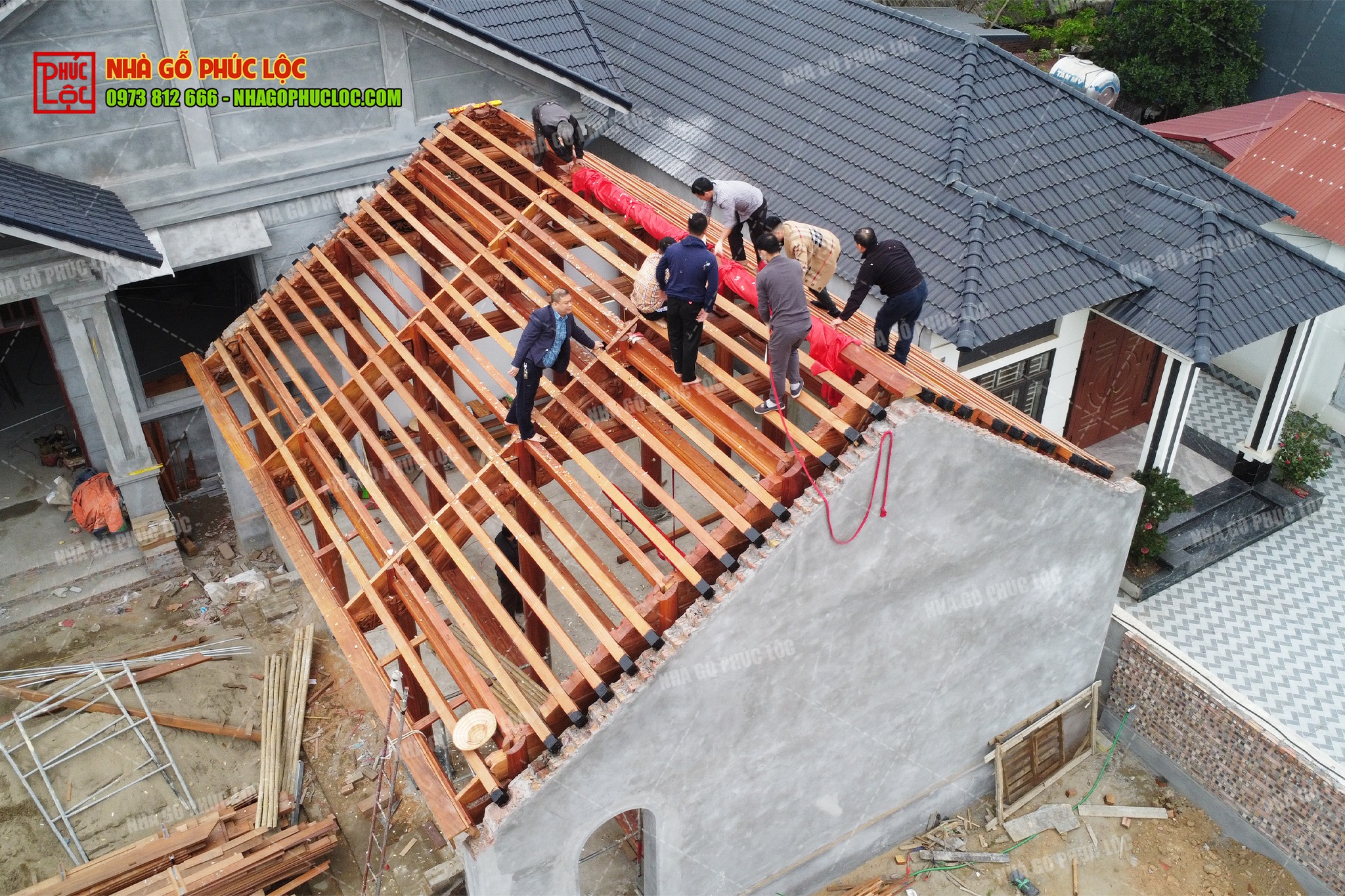 Vì sao lễ cúng cất nóc nhà luôn được coi trọng khi dựng nhà gỗ?