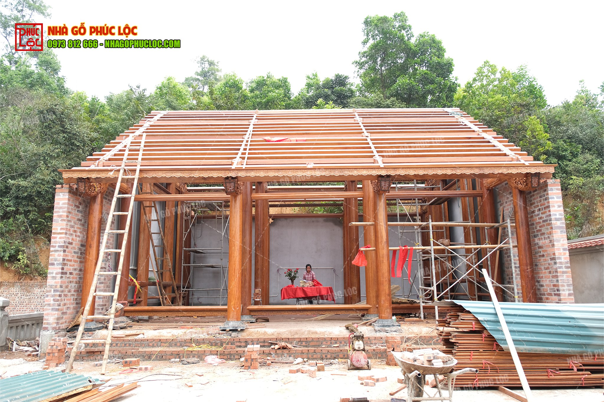 Gia chủ đứng khấn trước mâm lễ, đọc văn khấn cất nóc với lòng thành kính
