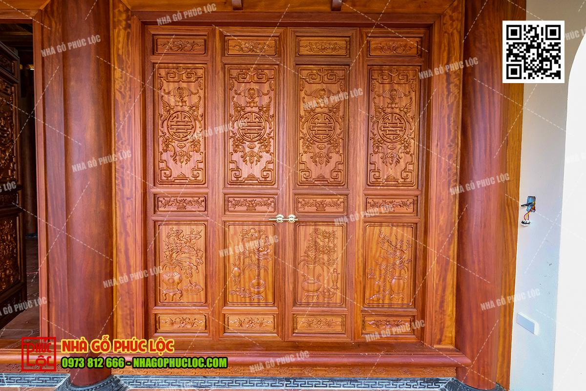 Cửa bức bàn được chạm khắc họa tiết tỉ mỉ 