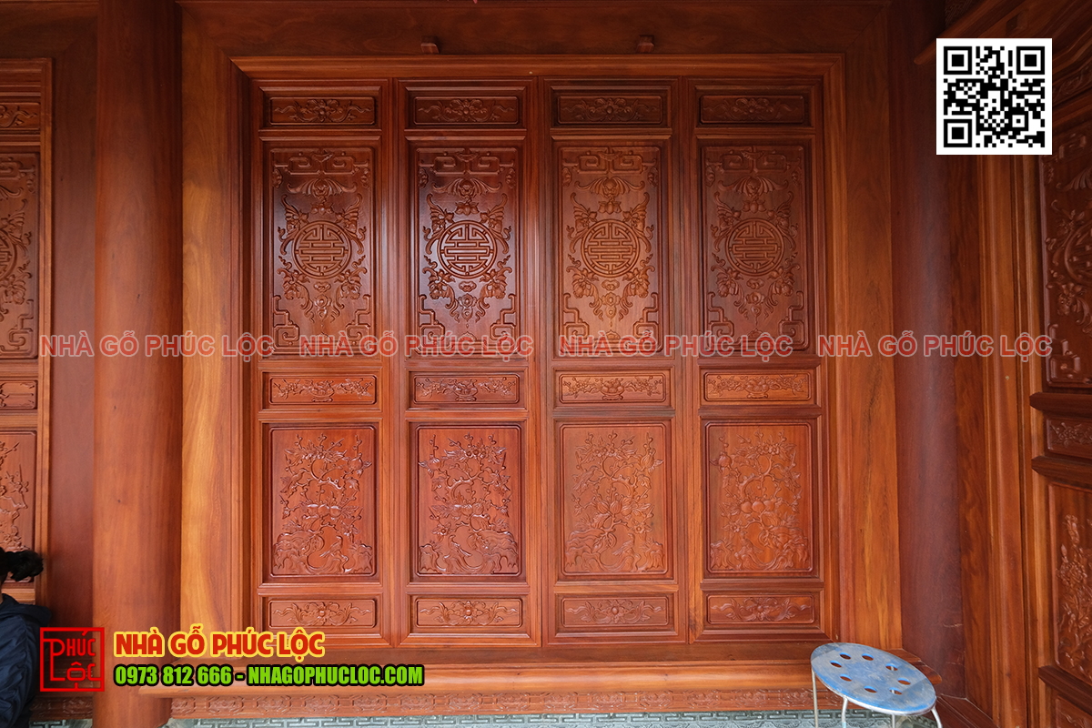 Hoa văn ngũ phúc lâm môn trên cửa bức bàn