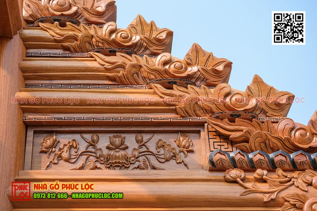 Hoa lá lật trên nhà gỗ
