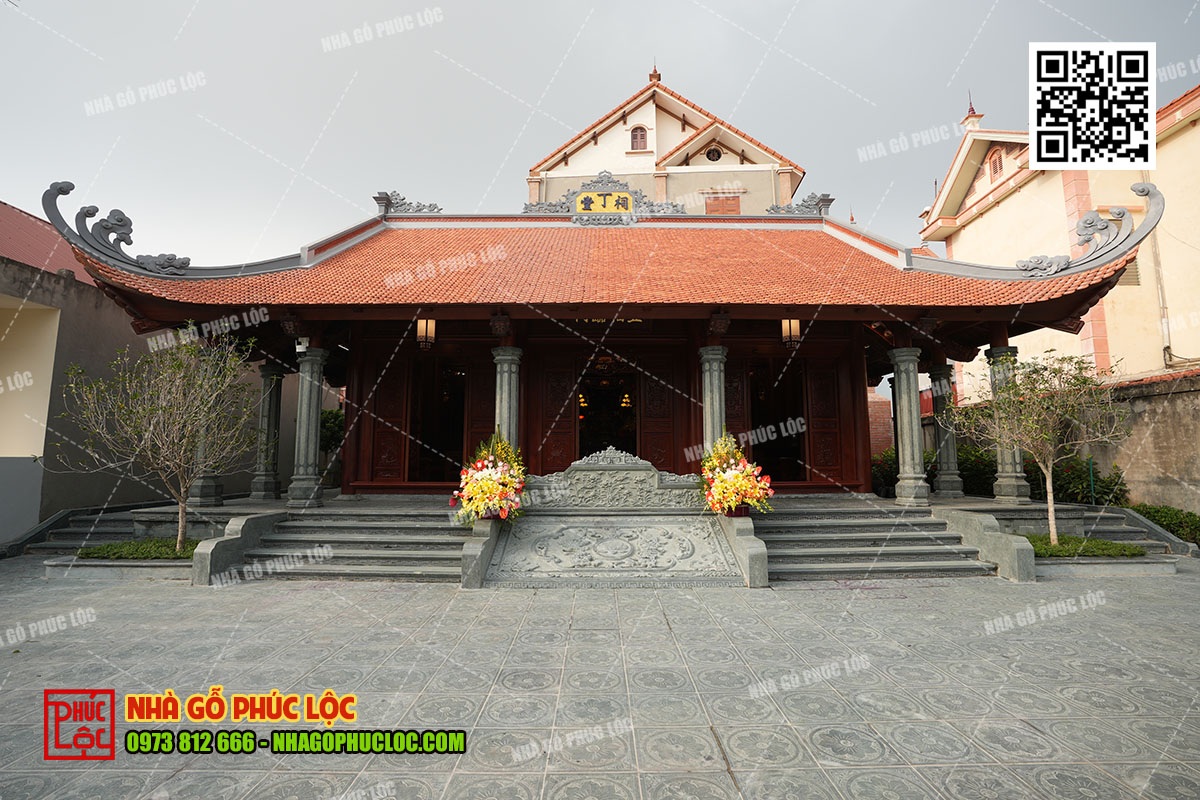 Nhà thờ 3 gian có cột hiên đá